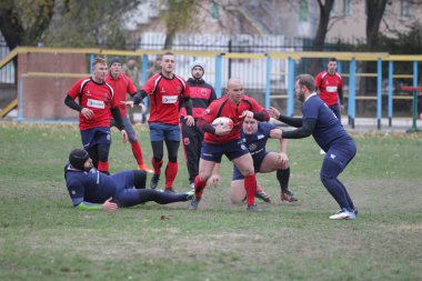 Odessa, Ukrayna 24 Kasım 2019: Rugby Derbisi turnuvasında yerel ragbi kulüpleri yeşil donanımsız sahada şiddetli bir kavgaya tutuştu. Rugby atletlerinin stadyum açıklamalarında şiddetli çatışmalar yaşandı. Savaş