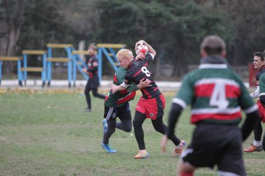 Odessa, Ukrayna 24 Kasım 2019: Rugby Derbisi turnuvasında yerel ragbi kulüpleri yeşil donanımsız sahada şiddetli bir kavgaya tutuştu. Rugby atletlerinin stadyum açıklamalarında şiddetli çatışmalar yaşandı. Savaş