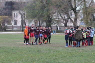 Odessa, Ukrayna 24 Kasım 2019: Rugby Derbisi turnuvasında yerel ragbi kulüpleri yeşil donanımsız sahada şiddetli bir kavgaya tutuştu. Rugby atletlerinin stadyum açıklamalarında şiddetli çatışmalar yaşandı. Savaş