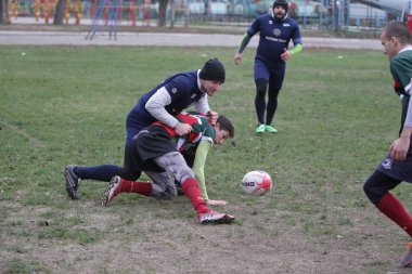 Odessa, Ukrayna 24 Kasım 2019: Rugby Derbisi turnuvasında yerel ragbi kulüpleri yeşil donanımsız sahada şiddetli bir kavgaya tutuştu. Rugby atletlerinin stadyum açıklamalarında şiddetli çatışmalar yaşandı. Savaş