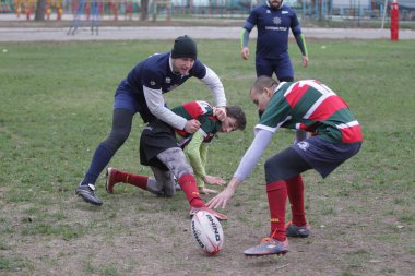 Odessa, Ukrayna 24 Kasım 2019: Rugby Derbisi turnuvasında yerel ragbi kulüpleri yeşil donanımsız sahada şiddetli bir kavgaya tutuştu. Rugby atletlerinin stadyum açıklamalarında şiddetli çatışmalar yaşandı. Savaş