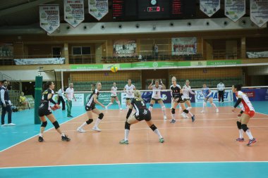 Odessa, Yuzhny, Ukrayna-27 Kasım 2019. Avrupa Kadınlar Voleybol Şampiyonası. Cev Şampiyonlar Ligi Volesi 2020. Vc Khimik (beyaz) Lks Commercecon Lodz Poland 'ya (siyah) ev sahipliği yapıyor. Grup turnuvası