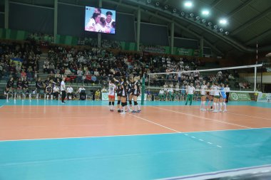 Odessa, Yuzhny, Ukrayna-27 Kasım 2019. Avrupa Kadınlar Voleybol Şampiyonası. Cev Şampiyonlar Ligi Volesi 2020. Vc Khimik (beyaz) Lks Commercecon Lodz Poland 'ya (siyah) ev sahipliği yapıyor. Grup turnuvası