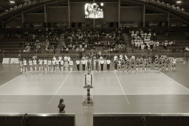 Odessa, Yuzhny, Ukrayna-27 Kasım 2019. Avrupa Kadınlar Voleybol Şampiyonası. Cev Şampiyonlar Ligi Volesi 2020. Vc Khimik (beyaz) Lks Commercecon Lodz Poland 'ya (siyah) ev sahipliği yapıyor. Grup turnuvası