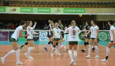 Odessa, Yuzhny, Ukrayna-27 Kasım 2019. Avrupa Kadınlar Voleybol Şampiyonası. Cev Şampiyonlar Ligi Volesi 2020. Vc Khimik (beyaz) Lks Commercecon Lodz Poland 'ya (siyah) ev sahipliği yapıyor. Grup turnuvası
