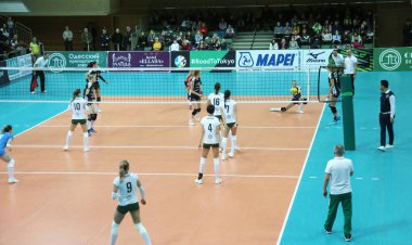 Odessa, Yuzhny, Ukrayna-27 Kasım 2019. Avrupa Kadınlar Voleybol Şampiyonası. Cev Şampiyonlar Ligi Volesi 2020. Vc Khimik (beyaz) Lks Commercecon Lodz Poland 'ya (siyah) ev sahipliği yapıyor. Grup turnuvası