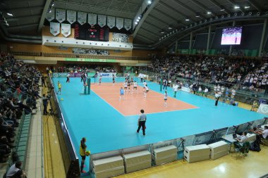 Odessa, Yuzhny, Ukrayna-27 Kasım 2019. Avrupa Kadınlar Voleybol Şampiyonası. Cev Şampiyonlar Ligi Volesi 2020. Vc Khimik (beyaz) Lks Commercecon Lodz Poland 'ya (siyah) ev sahipliği yapıyor. Grup turnuvası