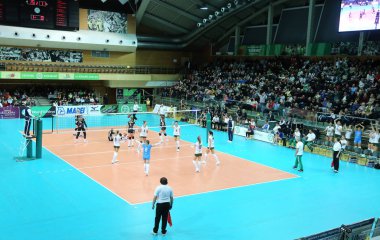 Odessa, Yuzhny, Ukrayna-27 Kasım 2019. Avrupa Kadınlar Voleybol Şampiyonası. Cev Şampiyonlar Ligi Volesi 2020. Vc Khimik (beyaz) Lks Commercecon Lodz Poland 'ya (siyah) ev sahipliği yapıyor. Grup turnuvası