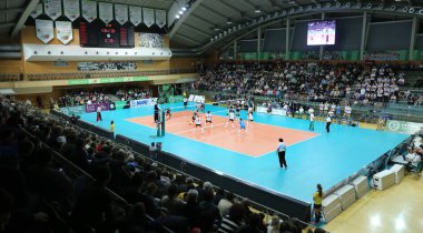 Odessa, Yuzhny, Ukrayna-27 Kasım 2019. Avrupa Kadınlar Voleybol Şampiyonası. Cev Şampiyonlar Ligi Volesi 2020. Vc Khimik (beyaz) Lks Commercecon Lodz Poland 'ya (siyah) ev sahipliği yapıyor. Grup turnuvası