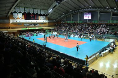 Odessa, Yuzhny, Ukrayna-27 Kasım 2019. Avrupa Kadınlar Voleybol Şampiyonası. Cev Şampiyonlar Ligi Volesi 2020. Vc Khimik (beyaz) Lks Commercecon Lodz Poland 'ya (siyah) ev sahipliği yapıyor. Grup turnuvası