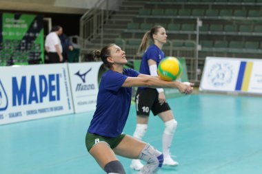 Odessa, Yuzhny, Ukrayna-27 Kasım 2019. Avrupa Kadınlar Voleybol Şampiyonası. Cev Şampiyonlar Ligi Volesi 2020. Vc Khimik (beyaz) Lks Commercecon Lodz Poland 'ya (siyah) ev sahipliği yapıyor. Grup turnuvası