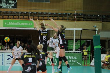 Odessa, Yuzhny, Ukrayna-27 Kasım 2019. Avrupa Kadınlar Voleybol Şampiyonası. Cev Şampiyonlar Ligi Volesi 2020. Vc Khimik (beyaz) Lks Commercecon Lodz Poland 'ya (siyah) ev sahipliği yapıyor. Grup turnuvası
