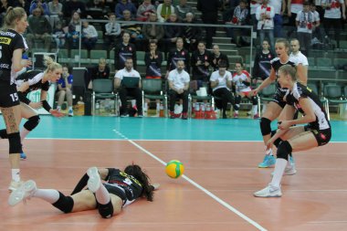 Odessa, Yuzhny, Ukrayna-27 Kasım 2019. Avrupa Kadınlar Voleybol Şampiyonası. Cev Şampiyonlar Ligi Volesi 2020. Vc Khimik (beyaz) Lks Commercecon Lodz Poland 'ya (siyah) ev sahipliği yapıyor. Grup turnuvası