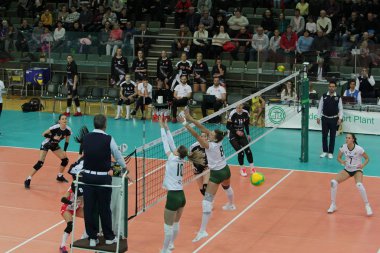 Odessa, Yuzhny, Ukrayna-27 Kasım 2019. Avrupa Kadınlar Voleybol Şampiyonası. Cev Şampiyonlar Ligi Volesi 2020. Vc Khimik (beyaz) Lks Commercecon Lodz Poland 'ya (siyah) ev sahipliği yapıyor. Grup turnuvası