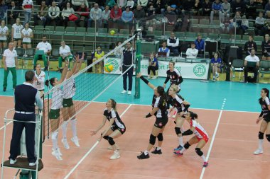 Odessa, Yuzhny, Ukrayna-27 Kasım 2019. Avrupa Kadınlar Voleybol Şampiyonası. Cev Şampiyonlar Ligi Volesi 2020. Vc Khimik (beyaz) Lks Commercecon Lodz Poland 'ya (siyah) ev sahipliği yapıyor. Grup turnuvası