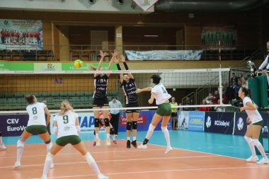 Odessa, Yuzhny, Ukrayna-27 Kasım 2019. Avrupa Kadınlar Voleybol Şampiyonası. Cev Şampiyonlar Ligi Volesi 2020. Vc Khimik (beyaz) Lks Commercecon Lodz Poland 'ya (siyah) ev sahipliği yapıyor. Grup turnuvası