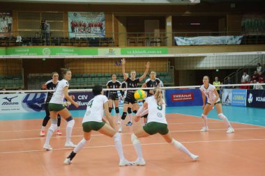 Odessa, Yuzhny, Ukrayna-27 Kasım 2019. Avrupa Kadınlar Voleybol Şampiyonası. Cev Şampiyonlar Ligi Volesi 2020. Vc Khimik (beyaz) Lks Commercecon Lodz Poland 'ya (siyah) ev sahipliği yapıyor. Grup turnuvası