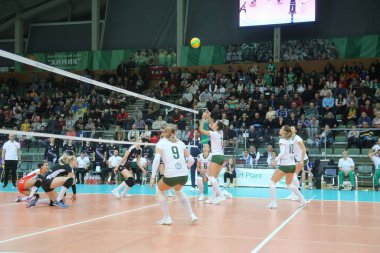 Odessa, Yuzhny, Ukrayna-27 Kasım 2019. Avrupa Kadınlar Voleybol Şampiyonası. Cev Şampiyonlar Ligi Volesi 2020. Vc Khimik (beyaz) Lks Commercecon Lodz Poland 'ya (siyah) ev sahipliği yapıyor. Grup turnuvası