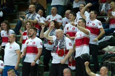 Odessa, Yuzhny, Ukrayna-27 Kasım 2019. Polonya bayraklı bir grup taraftar, Avrupa voleybol şampiyonası sırasında kadınlar arasında ayakta duruyor. Vk Khimik - Lks Kommersant Polonya (siyah). Grup turnuvası
