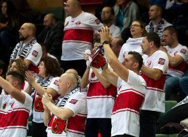 Odessa, Yuzhny, Ukrayna-27 Kasım 2019. Polonya bayraklı bir grup taraftar, Avrupa voleybol şampiyonası sırasında kadınlar arasında ayakta duruyor. Vk Khimik - Lks Kommersant Polonya (siyah). Grup turnuvası