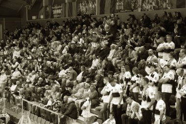Odessa, Yuzhny, Ukrayna-27 Kasım 2019. Polonya bayraklı bir grup taraftar, Avrupa voleybol şampiyonası sırasında kadınlar arasında ayakta duruyor. Vk Khimik - Lks Kommersant Polonya (siyah). Grup turnuvası