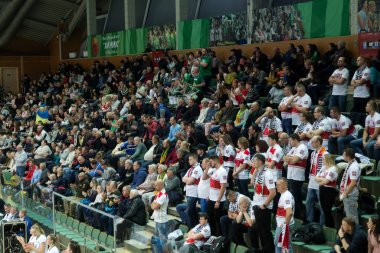 Odessa, Yuzhny, Ukrayna-27 Kasım 2019. Polonya bayraklı bir grup taraftar, Avrupa voleybol şampiyonası sırasında kadınlar arasında ayakta duruyor. Vk Khimik - Lks Kommersant Polonya (siyah). Grup turnuvası
