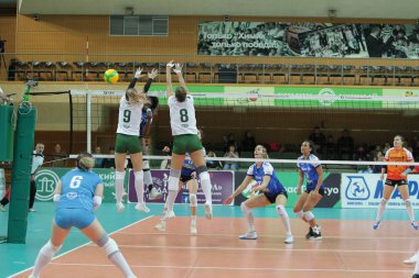 Odessa, Güney, Ukrayna - 17 Aralık 2019: Avrupa Bayanlar Voleybol Şampiyonası. Dişi Khimik Yuzhny - Allians MTV Stuttgart (mavi). Cev Şampiyonlar Ligi Volesi 2020. Kadın Yoğun Voleybol Oyunu
