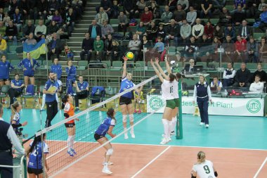 Odessa, Güney, Ukrayna - 17 Aralık 2019: Avrupa Bayanlar Voleybol Şampiyonası. Dişi Khimik Yuzhny - Allians MTV Stuttgart (mavi). Cev Şampiyonlar Ligi Volesi 2020. Kadın Yoğun Voleybol Oyunu
