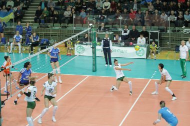 Odessa, Güney, Ukrayna - 17 Aralık 2019: Avrupa Bayanlar Voleybol Şampiyonası. Dişi Khimik Yuzhny - Allians MTV Stuttgart (mavi). Cev Şampiyonlar Ligi Volesi 2020. Kadın Yoğun Voleybol Oyunu