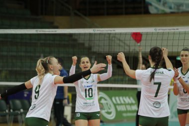 Odessa, Güney, Ukrayna - 17 Aralık 2019: Avrupa Bayanlar Voleybol Şampiyonası. Dişi Khimik Yuzhny - Allians MTV Stuttgart (mavi). Cev Şampiyonlar Ligi Volesi 2020. Kadın Yoğun Voleybol Oyunu