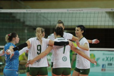 Odessa, Güney, Ukrayna - 17 Aralık 2019: Avrupa Bayanlar Voleybol Şampiyonası. Dişi Khimik Yuzhny - Allians MTV Stuttgart (mavi). Cev Şampiyonlar Ligi Volesi 2020. Kadın Yoğun Voleybol Oyunu