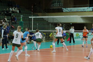 Odessa, Güney, Ukrayna - 17 Aralık 2019: Avrupa Bayanlar Voleybol Şampiyonası. Dişi Khimik Yuzhny - Allians MTV Stuttgart (mavi). Cev Şampiyonlar Ligi Volesi 2020. Kadın Yoğun Voleybol Oyunu