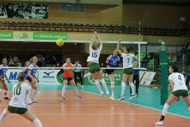 Odessa, Güney, Ukrayna - 17 Aralık 2019: Avrupa Bayanlar Voleybol Şampiyonası. Dişi Khimik Yuzhny - Allians MTV Stuttgart (mavi). Cev Şampiyonlar Ligi Volesi 2020. Kadın Yoğun Voleybol Oyunu
