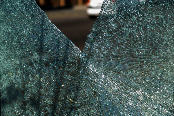 壊れたガラスバスが高速道路に停車する バンダルが窓を壊した小さな断片と強化ガラスの亀裂 フーリニズム 破壊行為 犯罪の背景 — ストック写真