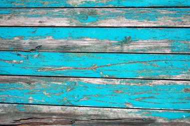 Eski ahşap arka plan. Köhne ahır ahşap kaplama, düğümler ve çivi delikleri, ahşap yüzeyde eski boya kalıntıları. Geniş çatlaklar