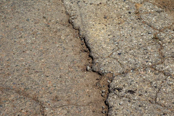 Beschadigde Asfaltweg Met Kuilen Slechte Weg Slecht Asfalt Kapotte Autoweg — Stockfoto