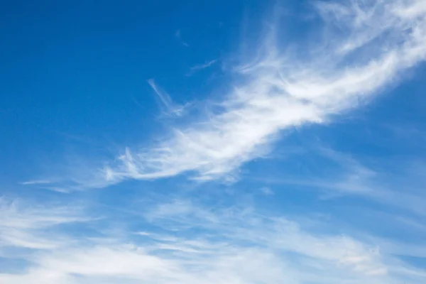 Background sky on a bright sunny day. Beautiful cumulus and cirr — Stock Photo, Image