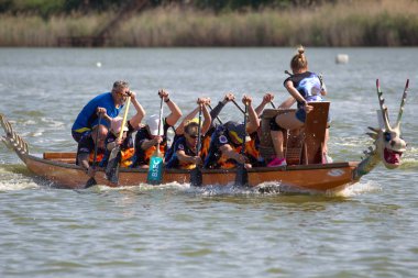 Odessa, Ukrayna - 1 Temmuz 2019 Ejderha Botu Festivali. Nehirde Ejderha Botu Festivali. Şehir gününde ejderha teknesi yarışmaları. 17 uluslararası takım
