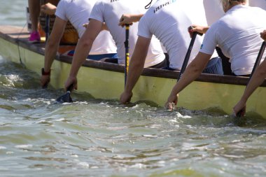 Odessa, Ukrayna - 1 Temmuz 2019 Ejderha Botu Festivali. Nehirde Ejderha Botu Festivali. Şehir gününde ejderha teknesi yarışmaları. 17 uluslararası takım