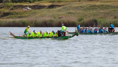 Odessa, Ukrayna - 1 Temmuz 2019 Ejderha Botu Festivali. Nehirde Ejderha Botu Festivali. Şehir gününde ejderha teknesi yarışmaları. 17 uluslararası takım