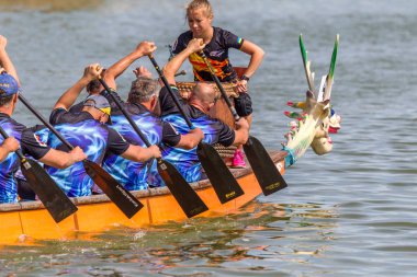 Odessa, Ukrayna - 1 Temmuz 2019 Ejderha Botu Festivali. Nehirde Ejderha Botu Festivali. Şehir gününde ejderha teknesi yarışmaları. 17 uluslararası takım