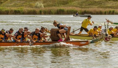 Odessa, Ukrayna - 1 Temmuz 2019 Ejderha Botu Festivali. Nehirde Ejderha Botu Festivali. Şehir gününde ejderha teknesi yarışmaları. 17 uluslararası takım