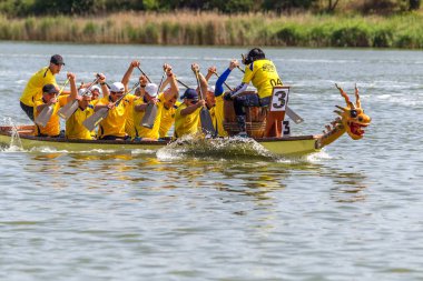 Odessa, Ukrayna - 1 Temmuz 2019 Ejderha Botu Festivali. Nehirde Ejderha Botu Festivali. Şehir gününde ejderha teknesi yarışmaları. 17 uluslararası takım