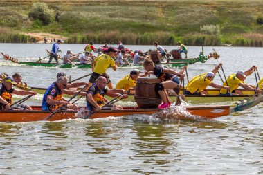 Odessa, Ukrayna - 1 Temmuz 2019 Ejderha Botu Festivali. Nehirde Ejderha Botu Festivali. Şehir gününde ejderha teknesi yarışmaları. 17 uluslararası takım