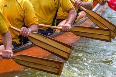 Odessa, Ukrayna - 1 Temmuz 2019 Ejderha Botu Festivali. Nehirde Ejderha Botu Festivali. Şehir gününde ejderha teknesi yarışmaları. 17 uluslararası takım