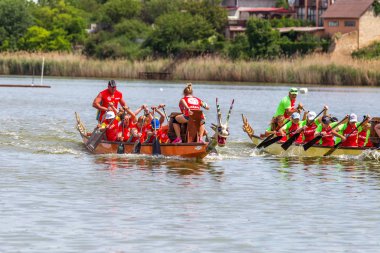 Odessa, Ukrayna - 1 Temmuz 2019 Ejderha Botu Festivali. Nehirde Ejderha Botu Festivali. Şehir gününde ejderha teknesi yarışmaları. 17 uluslararası takım