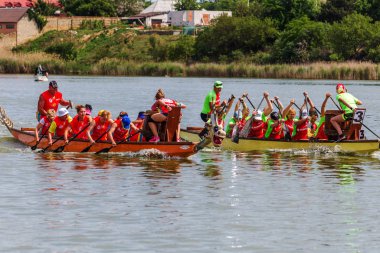 Odessa, Ukrayna - 1 Temmuz 2019 Ejderha Botu Festivali. Nehirde Ejderha Botu Festivali. Şehir gününde ejderha teknesi yarışmaları. 17 uluslararası takım