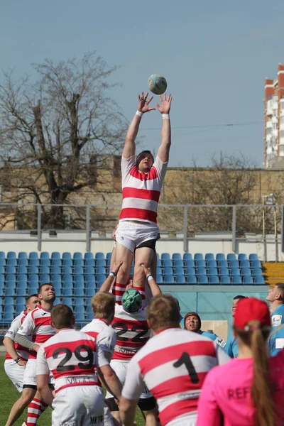 Odessa, Ukrayna - 21 Nisan 2018: Uluslararası ragbi eş Credo - Odessa ve beyaz kurt - Moldova. Erkekler maç sırasında mücadelenin bir gergin anı. Rugby oyunu, Erkek