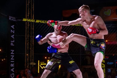 Odessa, Ukrayna-30 Haziran 2019: Mma boksörlerinin dövüşçüleri sekizgen kafes ringinde kuralsız dövüşüyorlar. Mma dövüşçüleri şampiyonada ringde