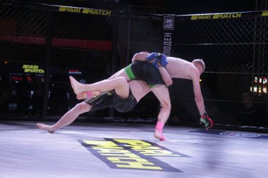 Odessa, Ukrayna-30 Haziran 2019: Mma boksörlerinin dövüşçüleri sekizgen kafes ringinde kuralsız dövüşüyorlar. Mma dövüşçüleri şampiyonada ringde